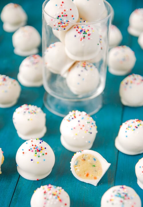 no bake, dessert, candy, truffle, bon bon, bonbon, cake, easy, fast, quick, white chocolate, chocolate, sprinkles, jimmies