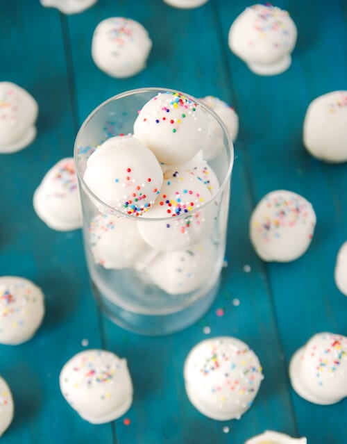 no bake, dessert, candy, truffle, bon bon, bonbon, cake, easy, fast, quick, white chocolate, chocolate, sprinkles, jimmies