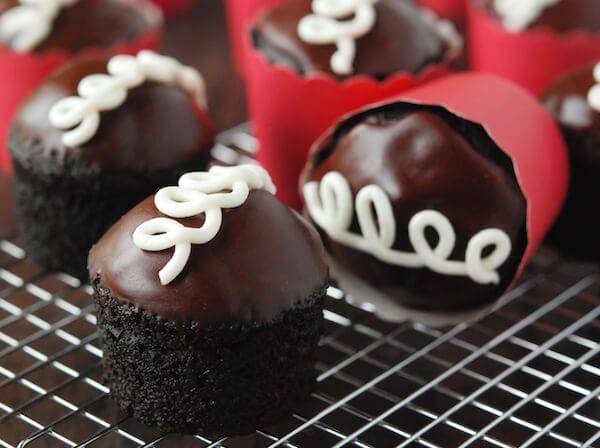 Homemade Hostess Cupcakes from www.thenovicechefblog.com